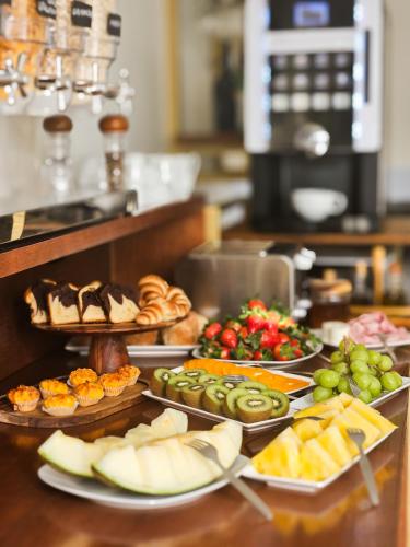 a buffet line with many different types of food at 3M Hostel & Suites in Alvaiázere