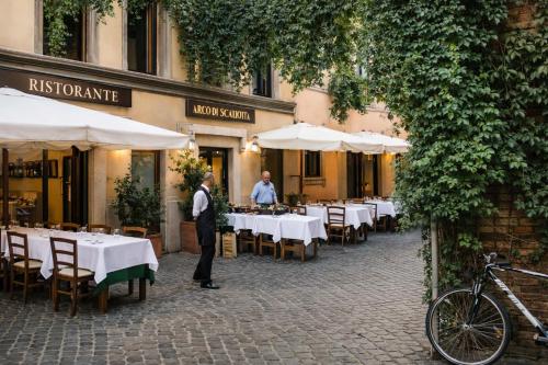 Peaceful apartment in piazza Venezia's alleys
