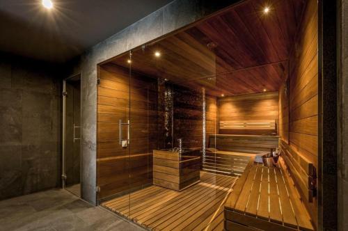 a room with a sauna with wooden walls at Lake Hill Studio 35- strefa wellness w cenie in Sosnówka