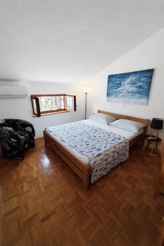 a bedroom with a large bed in a room at Apartmani Điran in Preko