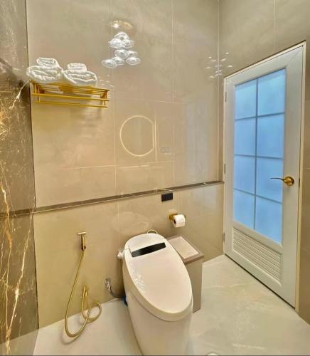 a bathroom with a toilet and a window at pp villa phatthalung in Phatthalung