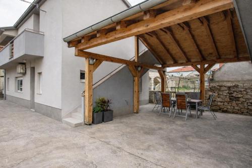 L Apartment