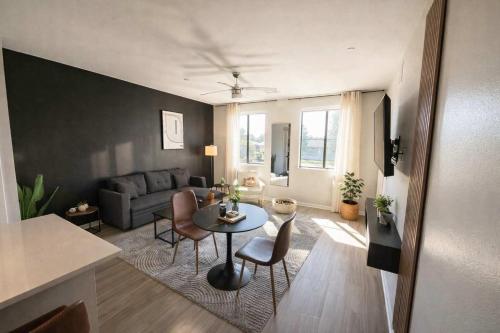 a living room with a table and chairs and a couch at Serene 1BR Uptown Biltmore Gym Pool Parking WD in Phoenix