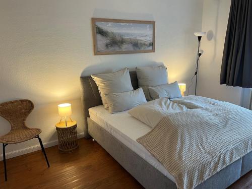 a bedroom with a bed with white sheets and pillows at Auszeit im alten Land 2 in Buxtehude