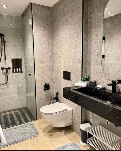a bathroom with a toilet and a shower and a sink at Tokyo in Maarif