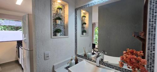 a person taking a picture of a bathroom mirror at Estúdio Beija-flor Itaipava in Araras Petropolis