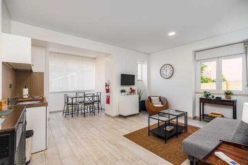 a room with a kitchen and a living room at Doormans House city center by Homeful Homes in Lisbon