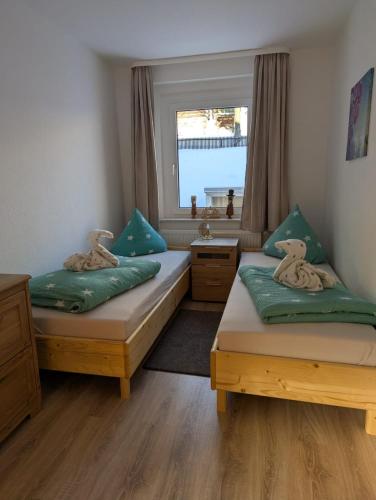 two twin beds in a room with a window at Bergidylle in Kurort Oberwiesenthal