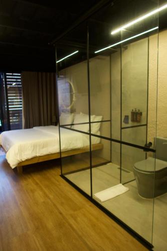 a bedroom with a bed and a toilet in a room at Casa Leon Hotel R Top in Rionegro