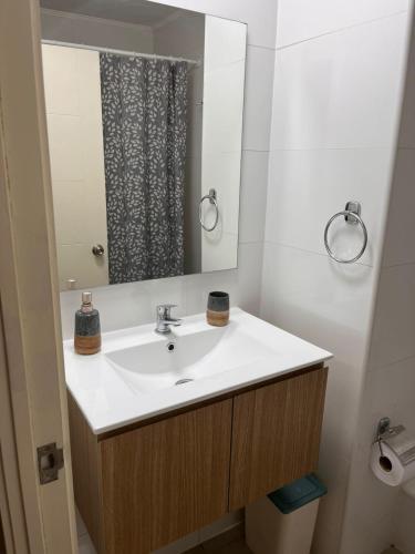 a bathroom with a sink and a mirror at Lindo Brisas in Talcahuano