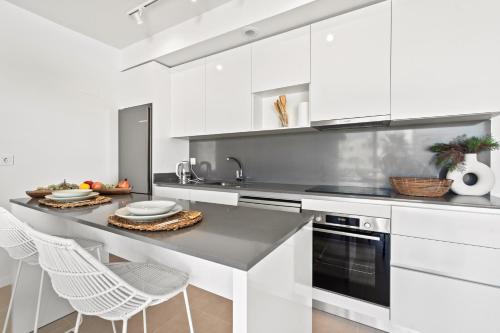 Luxury Sunny Apt in Acqua Gardens with Terrace