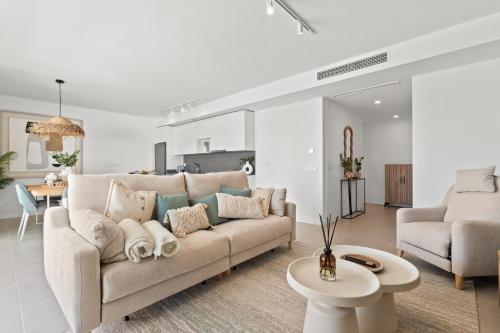 Luxury Sunny Apt in Acqua Gardens with Terrace