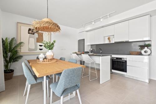 Luxury Sunny Apt in Acqua Gardens with Terrace