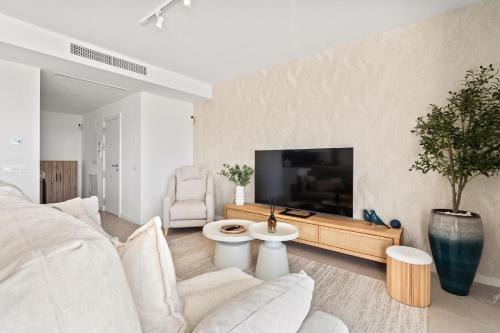 Luxury Sunny Apt in Acqua Gardens with Terrace