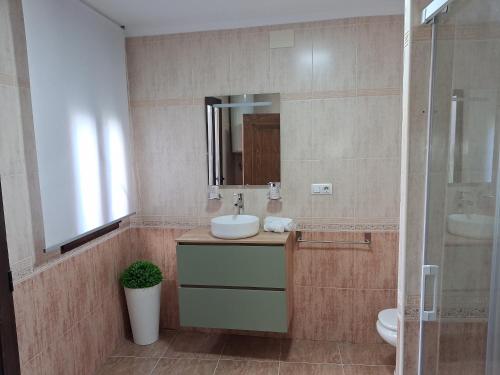 a bathroom with a sink and a mirror at Sol de Infantes in Villanueva de los Infantes
