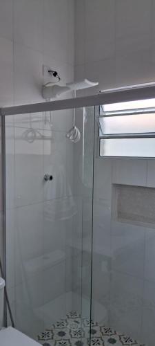 a bathroom with a shower with a glass door at Kitinet Cunha in Cunha