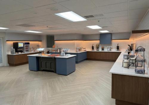 a large room with aasteryasteryasteryasteryasteryasteryasteryasteryasteryasteryastery at Comfort Inn Sandusky in Sandusky
