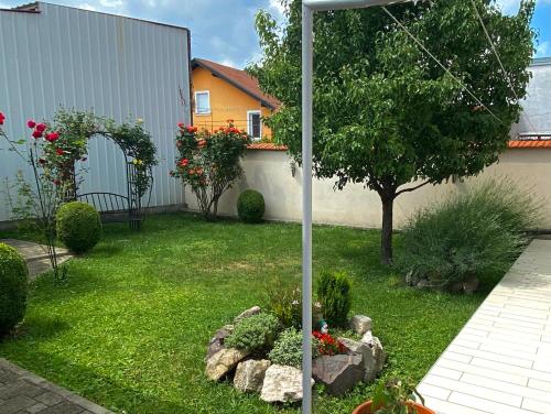 a garden with a pole in the middle of a yard at Apartman Sweet Garden K&A in Zagreb