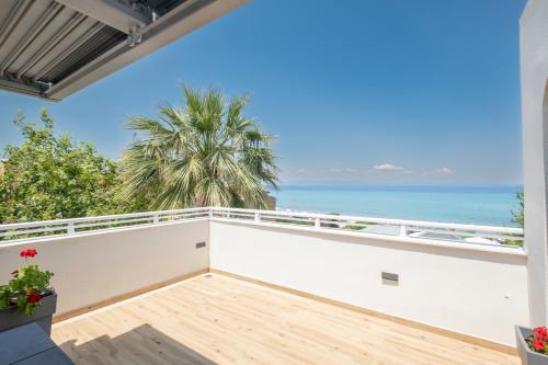 un balcon avec vue sur l'océan dans l'établissement Naias, à Chaniotis