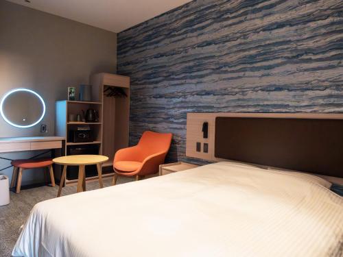a bedroom with a bed and a desk and chair at Kanohotel and Cabin Chiba Soga in Chiba