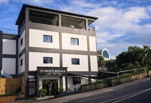 Crown Royale Hotel & Lounge