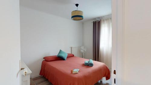 a bedroom with a bed with red sheets and green pillows at "HORIZON BLEU" - en bord de Mer in Port-de-Bouc