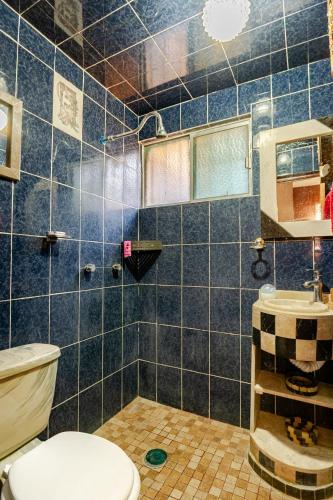 a blue tiled bathroom with a toilet and a sink at Equipped house in Santa Monica 2nd Section, Qro in Adjuntas