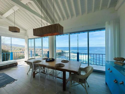 a dining room with a table and views of the ocean at Eirinhas Bela Vista RAAL 2909 in Maia
