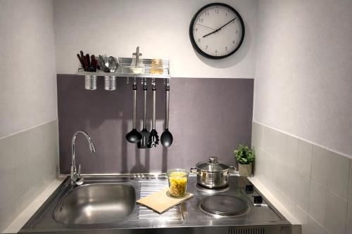 a kitchen with a sink and a clock on the wall at Ferienwohnung Flunder in Zempin