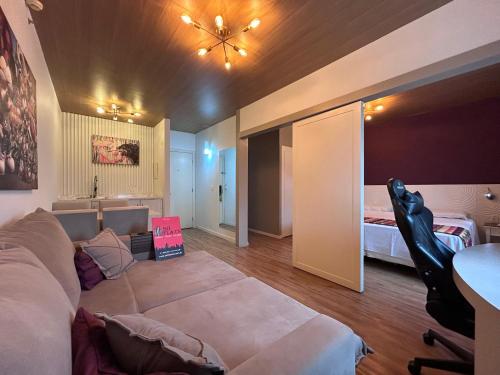 a living room with a couch and a bed at Flat de Luxo no Quality Hotel no coração de Alphaville in Barueri