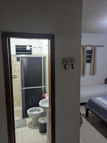 a bathroom with a toilet and a sink at Melizas Garden Pousada em Foz do Iguaçu in Foz do Iguaçu