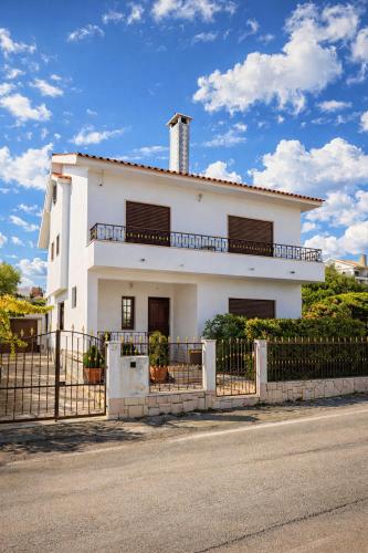 Terraço 26 - 8BR Villa Sleeps 22, Garden & Terrace, Near Lisbon & Beaches