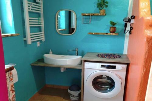 a bathroom with a washing machine and a sink at Mexican-themed holiday homes in Debina