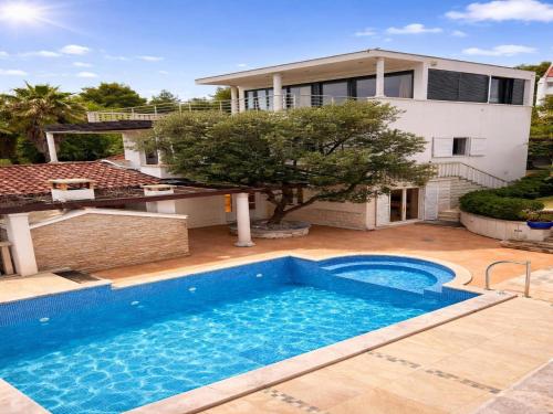 Luxury Garden Villa 50m from the Beach