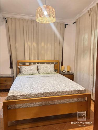 a bedroom with a bed and a chandelier at Acogedorapartamento entre montañas in Pedro Brand