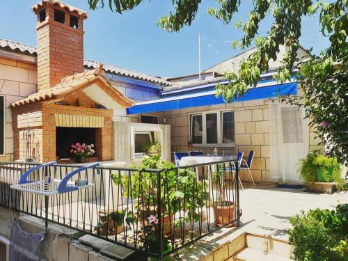 Apartments by the sea Pucisca, Brac - 18416