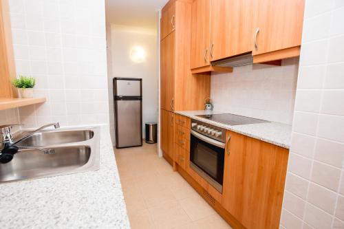 Apartaments Ashomeにあるキッチンまたは簡易キッチン