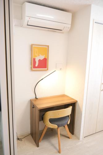 a desk with a chair and a lamp at Haneda apt area 15min by car Lovely New 1 bedroom 西糀谷501 in Tokyo