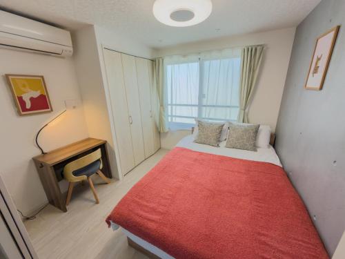 a small room with a bed and a desk at Haneda apt area 15min by car Lovely New 1 bedroom 西糀谷501 in Tokyo