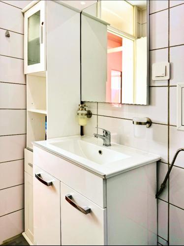 a bathroom with a sink and a mirror at Chillout Zone Neuss - Apartment mit Balkon in Neuss