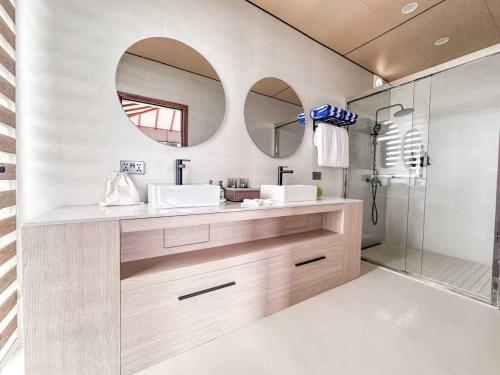 a bathroom with two sinks and a shower at Komodo Resort in Sebayur