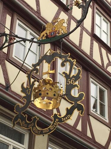 ein Schild an der Seite eines Gebäudes in der Unterkunft Brauereigasthof Krone Öhringen in Öhringen