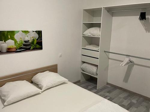 a bedroom with a bed and a closet with towels at Studio confortable - 4 pers. - API-1-52-2047 in Saint-Girons