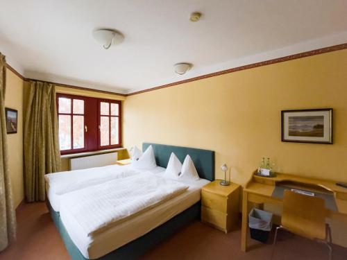 a bedroom with a bed and a desk and a bed at Zur Alten Schmiede in Naumburg
