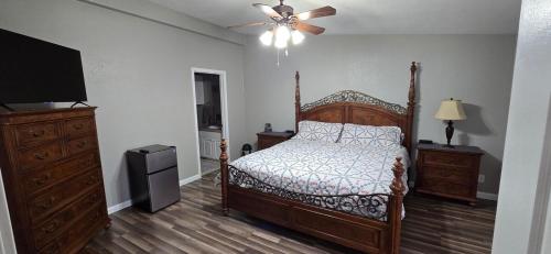 a bedroom with a bed and a ceiling fan at Spacious Private Room - Workspace - Las Cruces in Las Cruces