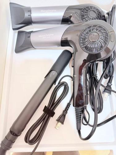 a hair dryer and other kitchen utensils in a drawer at 無料駐車場あり!Usjまで車で8分!天然温泉まで徒歩1分!海遊館 関西空港!西九条駅 大阪駅直通-1A in Osaka