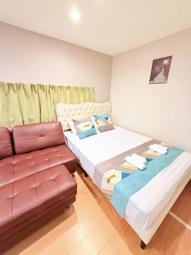 a living room with two beds and a couch at 無料駐車場あり!Usjまで車で8分!天然温泉まで徒歩1分!海遊館 関西空港!西九条駅 大阪駅直通-1A in Osaka