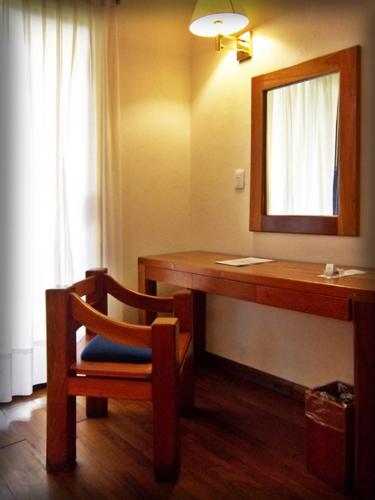 a bathroom with a wooden desk with a mirror and a chair at Casa Cantarranas in Tehuacán