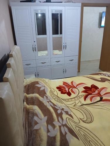 a bedroom with a bed and a dresser at Appartement hay lmatar in Nador