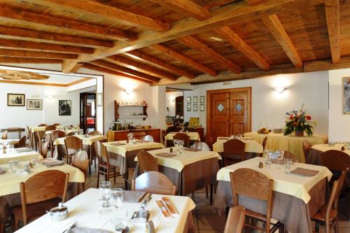 A restaurant or other place to eat at Hotel Pineta